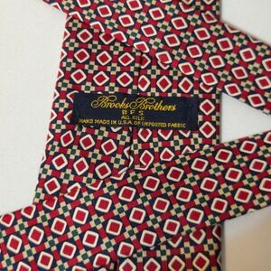 Brooks Brothers Tie Mens Red Geometric Medallion Silk Hand Made USA